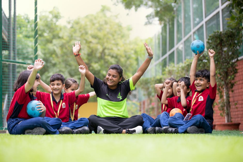 Bambini felici con insegnante durante un gioco di gruppo all'aperto, divertimento assicurato per attività scolastiche e tempo libero.
