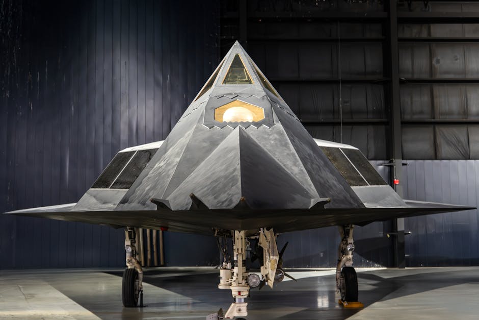 Aereo stealth Lockheed F-117 Nighthawk in hangar, simbolo di tecnologia militare avanzata e implicazioni etiche discusse dal Generale USA