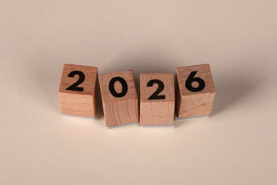 Dadi in legno con i numeri 2026, che rappresentano l'anno di riferimento per il GPS e lo scioglimento della riserva per il servizio dal 15 giugno 2026.