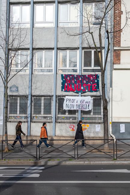 Crisi del sistema scolastico francese: la protesta studentesca degenera in violenza e blocchi nazionali