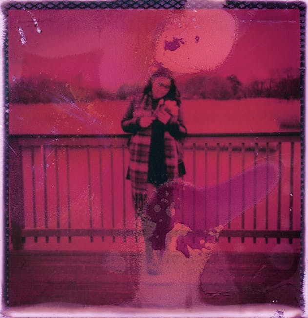 Donna con camicia a quadri e sfondo rosso, metafora visiva per l'approccio unico del Metodo Analogico Bortolato