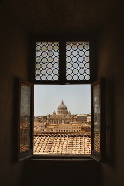 Vista di Roma e San Pietro da una finestra antica: un'immagine evocativa dell'eredità di Romolo e della fondazione della città eterna