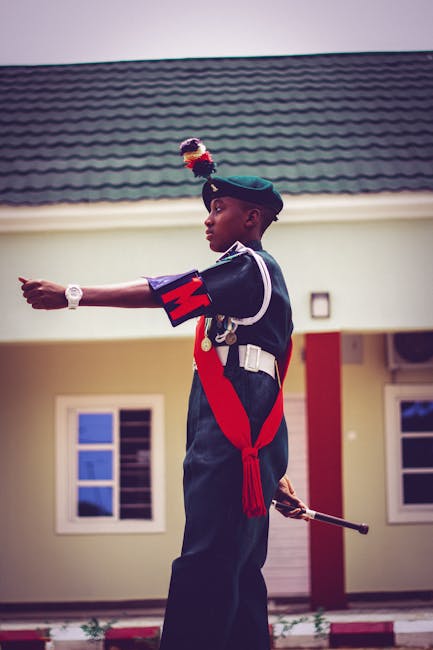 Studente in uniforme militare: disciplina scolastica e regolamento interno. Guida all'inserimento delle note disciplinari nel registro di classe.