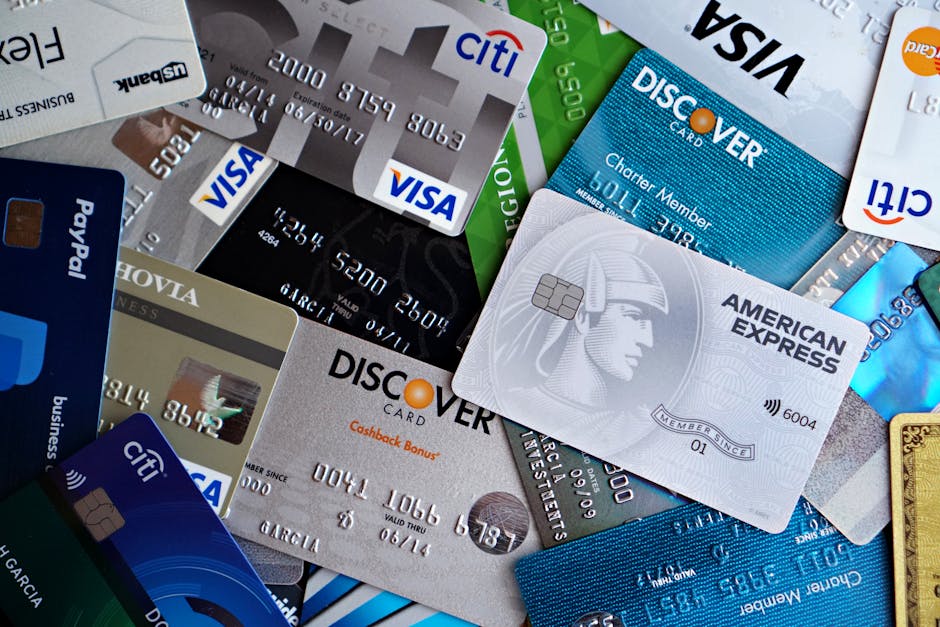 Carte di credito di diverse banche e circuiti, strumenti per valutare il rating creditizio e accedere a finanziamenti vantaggiosi.