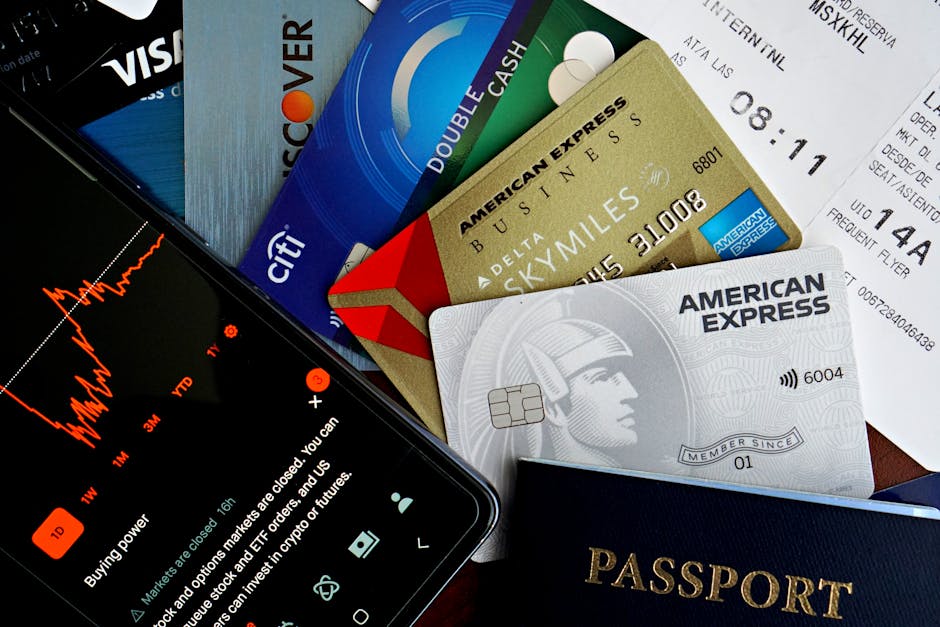Grandezze finanziarie: smartphone con grafico azionario, carte di credito e passaporto per investimenti globali e successo finanziario