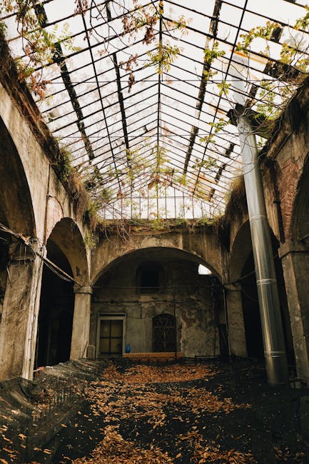 Crollo di un tetto in un edificio scolastico abbandonato: ragazza di 17 anni precipita da sei metri