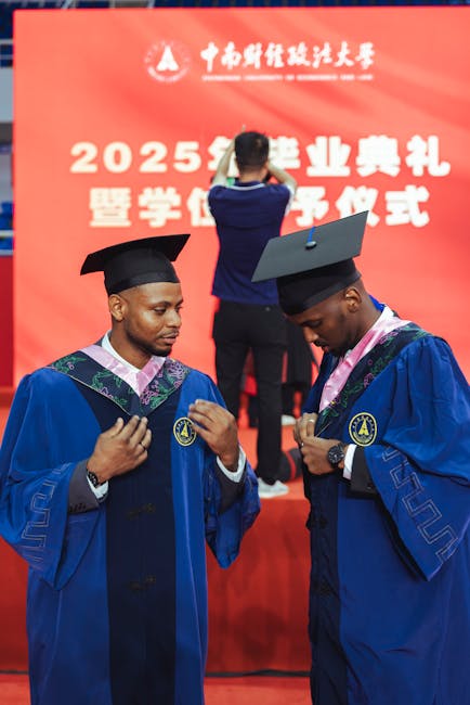 Studenti laureati con toga blu durante cerimonia di laurea 2025. Opportunità borse di studio Supermedia 2025.