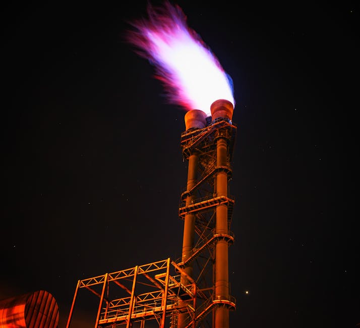 Immagine di una raffineria con emissioni luminose, esempio visivo di consumo energetico e calcolo del carburante per ottimizzare i costi.