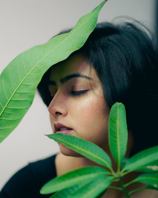 Donna con foglie verdi: metafora della natura e della pazienza nell'attesa delle GPS Graduatorie Provinciali per le Supplenze