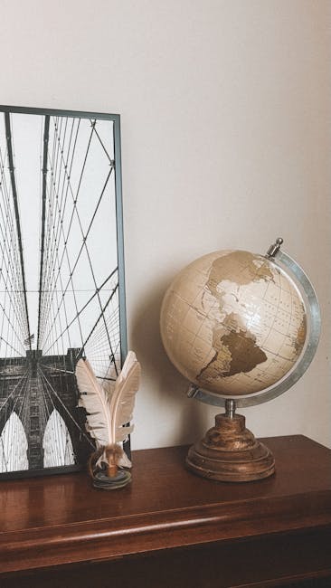 Globo geografico vintage, piume e foto del ponte di Brooklyn: strumenti per la creazione di mappe concettuali efficaci.