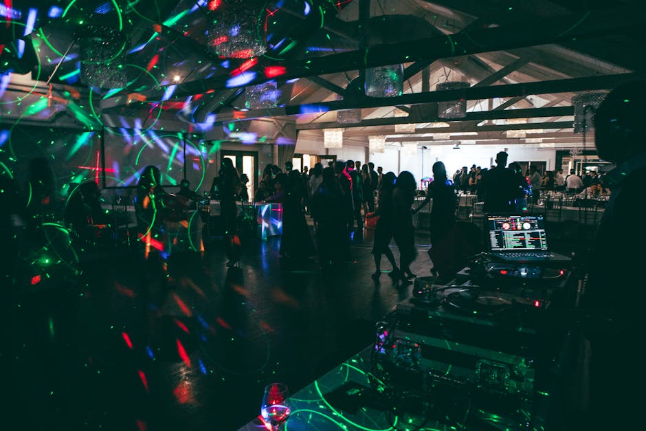 Festa studentesca con luci colorate e DJ set, metafora delle nuove sfide e opportunità post-riforma della Maturità e dei PCTO.
