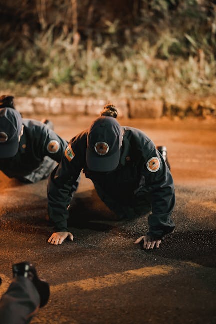 Esercizi pratici di diritto internazionale: agenti in divisa eseguono flessioni, simbolo di impegno e preparazione professionale.