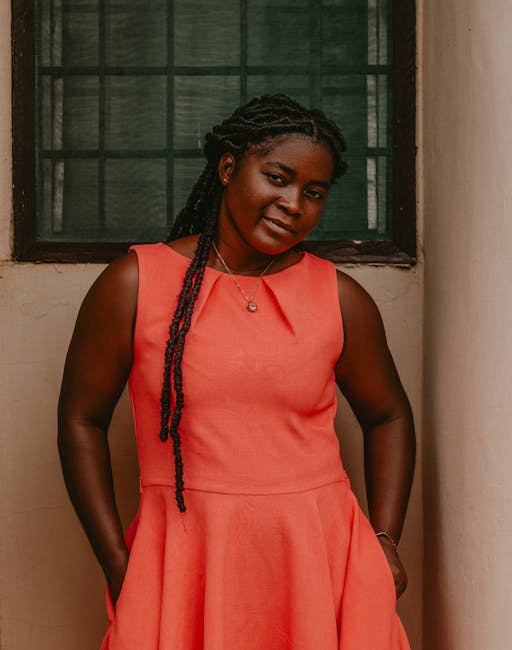 Donna in abito corallo senza maniche: esempio di eleganza e stile nel design degli abiti femminili del '700 rivisitato.