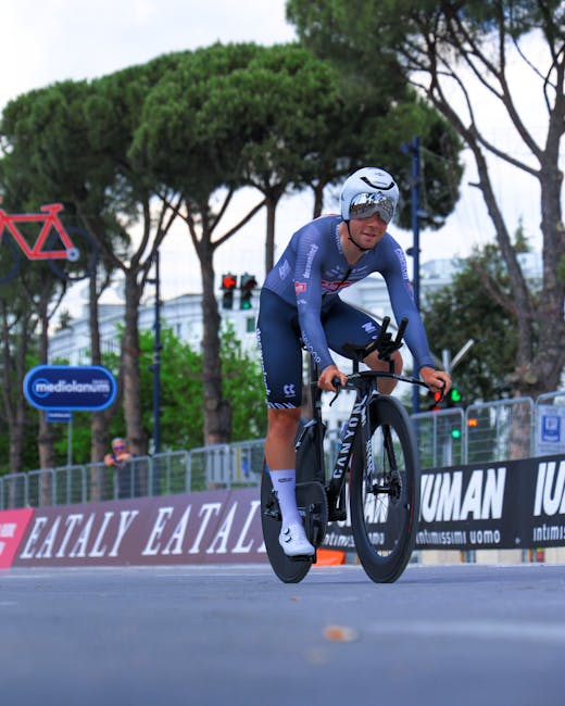Ciclista in gara al Giro d'Italia per la Pace, simbolo di unione tra le città italiane, concentrato e determinato durante la competizione.