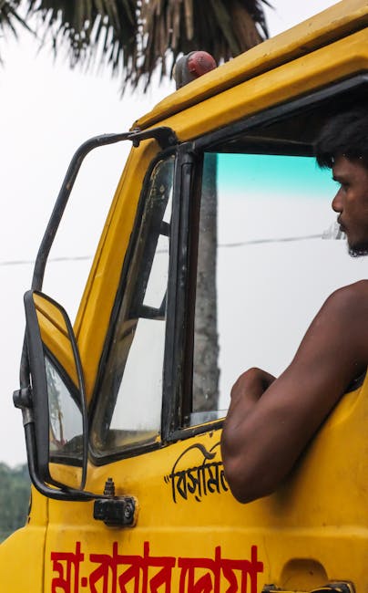 Autista stanco su tuk-tuk giallo: rischio sicurezza stradale per gita scolastica a Praga interrotta per mancanza di riposo