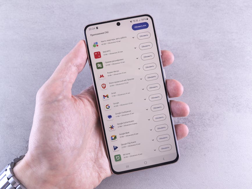 Smartphone con elenco app da aggiornare, rilevanza per scuole chiuse e comunicazioni urgenti in caso di allerta meteo.
