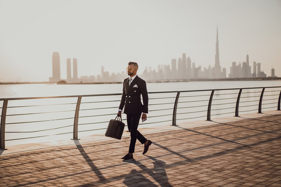 Uomo elegante in abito sartoriale a Dubai: ispirazione per il Master in Fashion Styling e una carriera internazionale di successo.