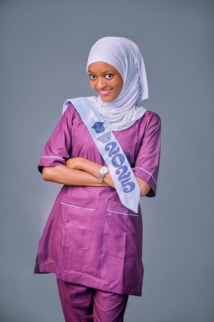 Studentessa BES sorridente con fascia di laurea, simbolo di successo e inclusione scolastica nelle prove equipollenti.