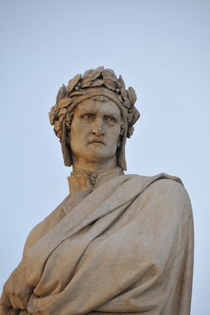 Statua di Dante Alighieri con corona d'alloro, simbolo del Sommo Poeta e autore della Divina Commedia, Inferno, Purgatorio e Paradiso.