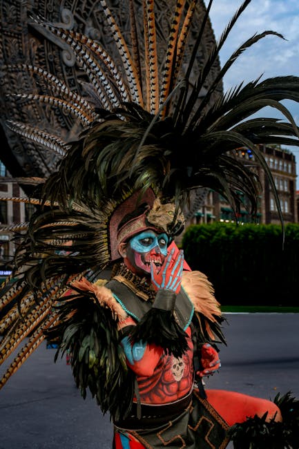 Performance artistica con body painting a tema scheletrico e copricapo di piume, espressione di libertà e accettazione del corpo.