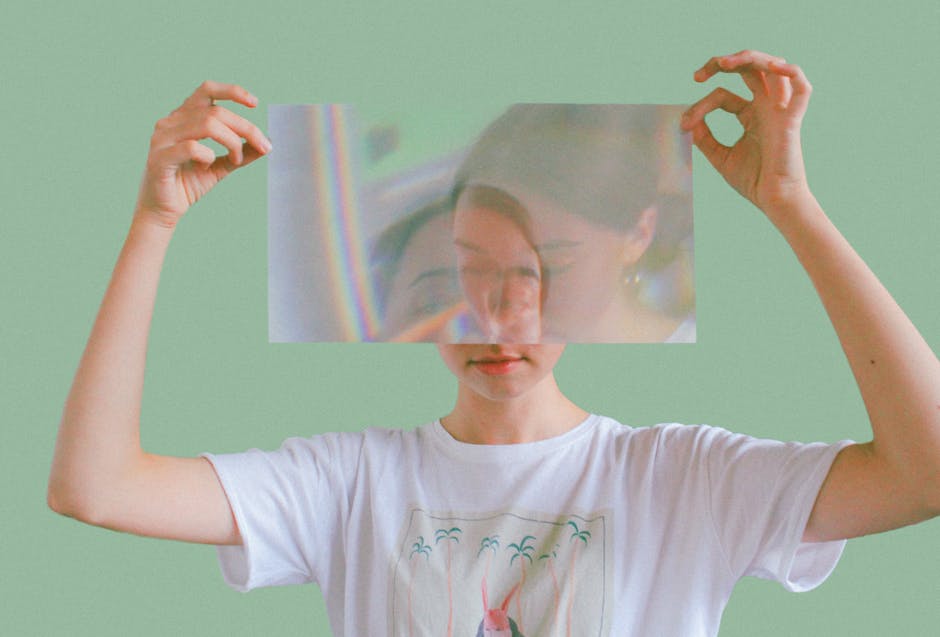 Donna che tiene un foglio traslucido con riflessi di luce, simbolo di soluzioni innovative e prospettive diverse