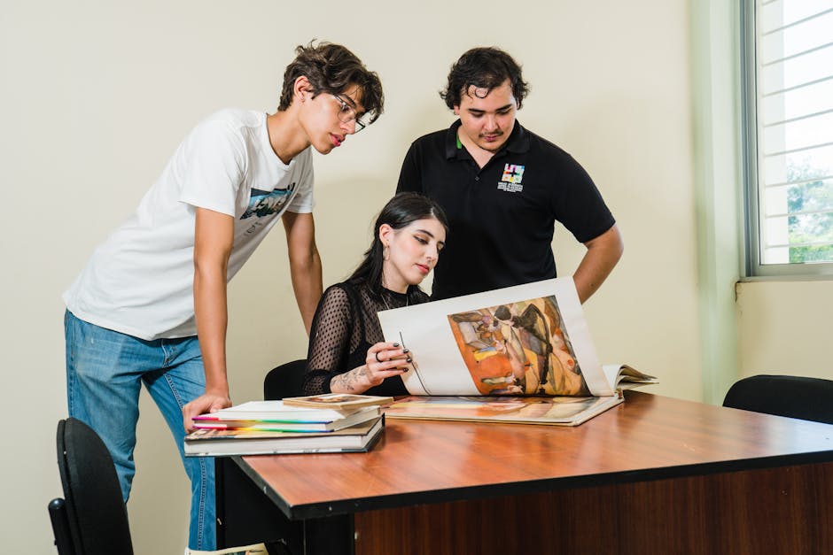 Studenti universitari esaminano materiale didattico: focus sul diritto allo studio per studenti con DSA e bisogni educativi speciali