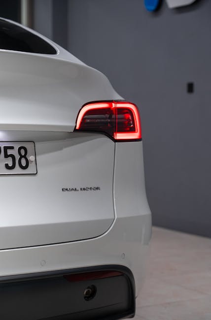 Tesla Model Y bianca, fanale posteriore acceso, dettaglio 'Dual Motor', opportunità Estate INPSieme 2025/2026 per studenti