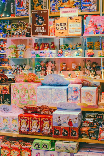 Scaffale di giocattoli e gadget colorati, metafora del Paese dei Balocchi a Sanremo, tra cultura pop e riflessioni sull'educazione.