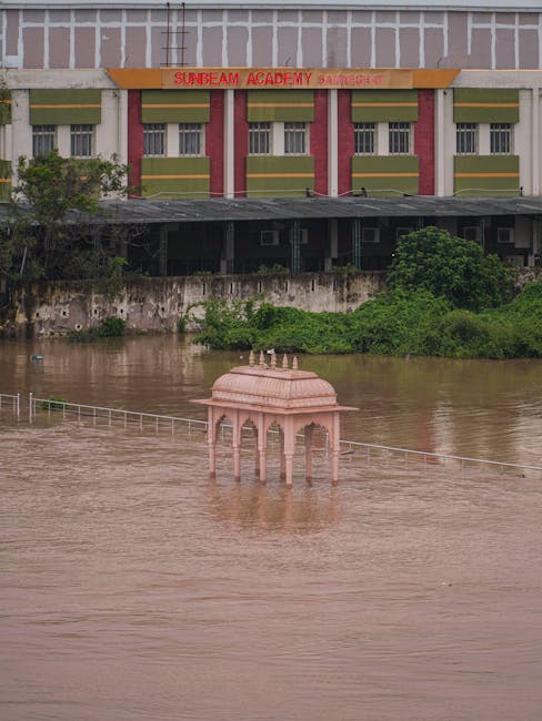 Alluvione in Asia: scuola sommersa dall'acqua, esempio di impatto dei cambiamenti climatici sull'istruzione e la comunità locale