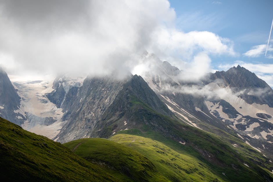 Paesaggio montano con ghiacciaio e nuvole, esempio visivo di geometria iperbolica applicata alla natura e alla modellazione del territorio.