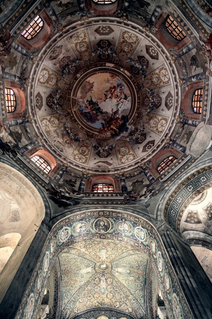 Interno Basilica di San Vitale Ravenna: cupola affrescata e mosaici bizantini, testimonianza storica e culturale unica nel 1321.