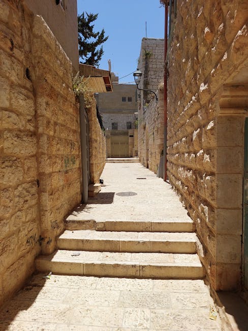 Percorso didattico personalizzato: vicolo stretto con gradini in pietra, metafora di un cammino individuale nel PEI scolastico.