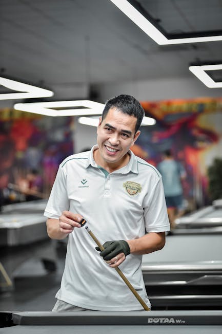 Uomo sorridente che prepara la stecca da biliardo in attesa della pubblicazione graduatorie concorso PNRR3 USR.