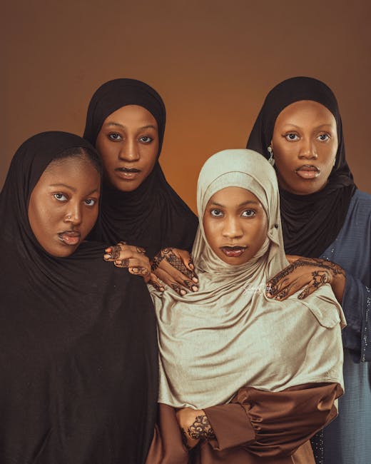 Quattro donne con hijab: esempio di diversità e inclusione nel mondo del lavoro e nel curriculum vitae.