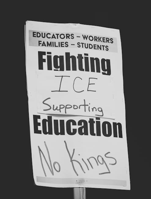 Cartello di protesta con slogan 'Educatori, lavoratori, famiglie, studenti: lottare contro ICE, sostenere l'istruzione, no re'