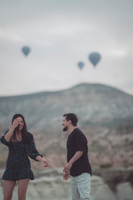 Coppia sorridente con mongolfiere sullo sfondo durante un viaggio avventura Roma Virgilio esperienza unica di scoperta e meraviglia