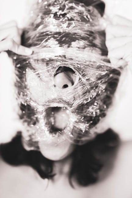 Persona avvolta in plastica: metafora di costrizione e diagnosi psicologica nel contesto del DSM 3