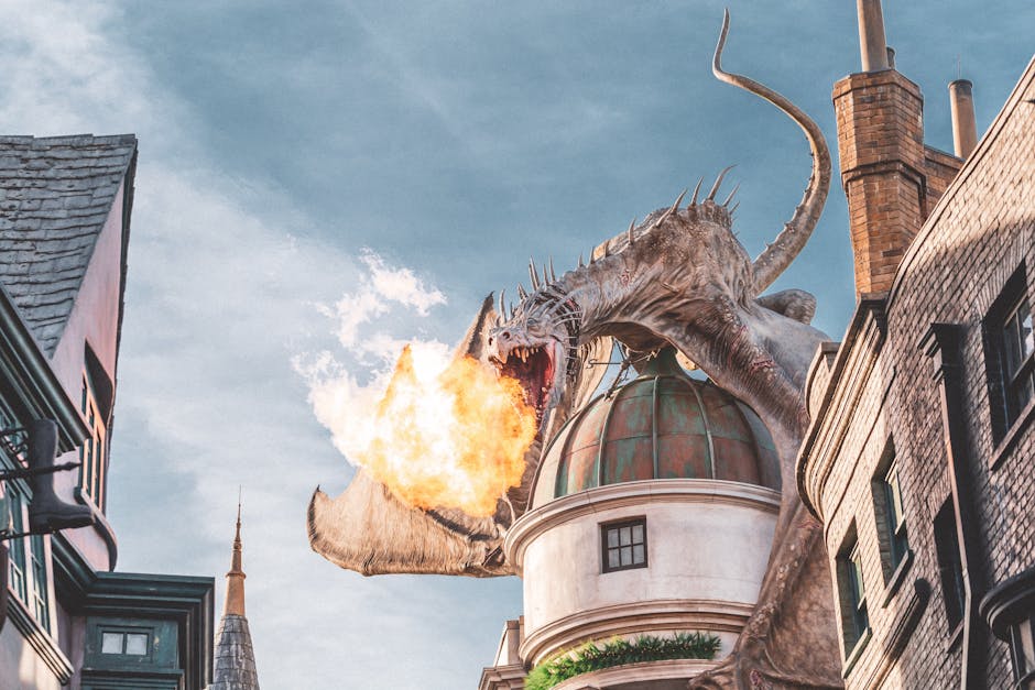 Drago sputafuoco su edificio a Diagon Alley, simbolo di pericolo e avventura nel mito di Arianna e Teseo.