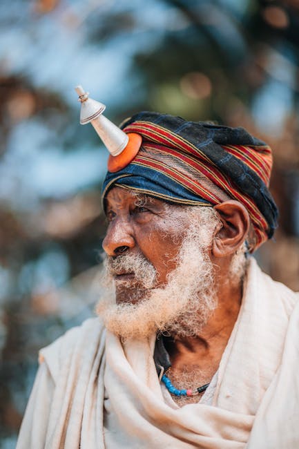 Ritratto di uomo anziano con turbante e ornamento tradizionale, espressione pensierosa, cultura antica e singolarità romana