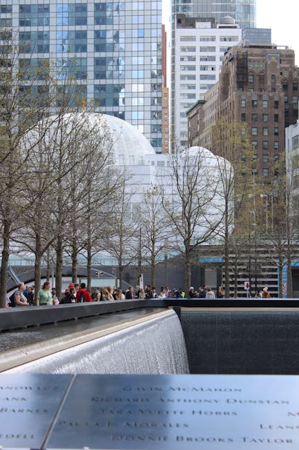 Memoriale dell'11 settembre a New York: cascata d'acqua e nomi incisi, simbolo del ricordo e della memoria collettiva.