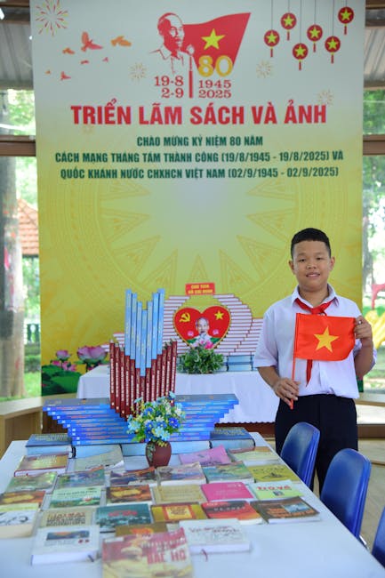 Studente vietnamita con bandiera nazionale a mostra di libri: opportunità educative per scuole italiane entro il 2025