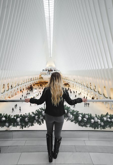 Donna osserva la folla nel centro commerciale Oculus, architettura con cerchi concentrici e significato nella vita quotidiana