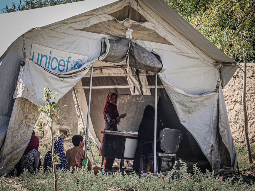 Bambini afghani ricevono istruzione in una tenda UNICEF, simbolo del diritto al sostegno scolastico e inclusione educativa per tutti.