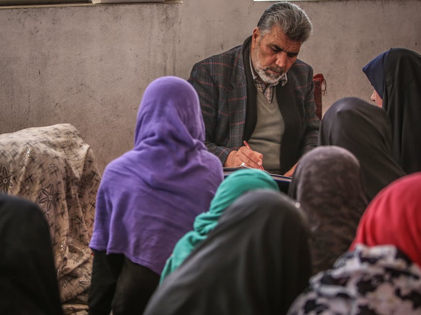 Uomo che scrive circondato da donne con hijab colorati: leadership e inclusione come Bastianich