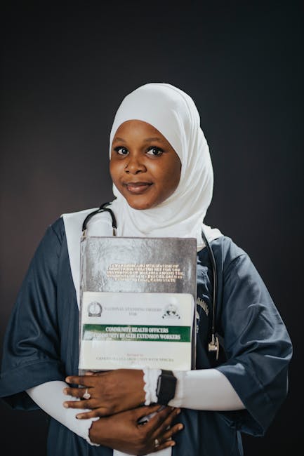 Giovane studentessa in medicina con hijab e stetoscopio, simbolo di inclusione e successo formativo nel diritto allo studio.