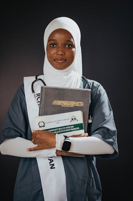 Giovane dottoressa con hijab e stetoscopio, certificato medico online e televisita per assenze malattia future