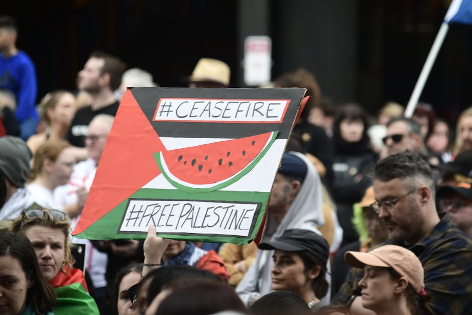 Manifestazione con cartello pro Palestina e anguria, simbolo di solidarietà, possibili segnali di stress familiare nei bambini