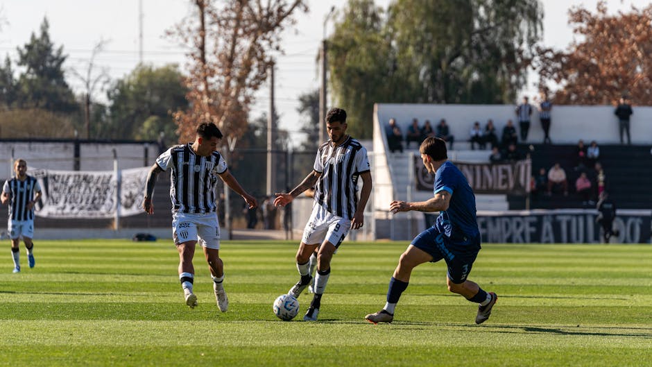 Giocatori di calcio in azione durante una partita: focus sulla preparazione al concorso docenti PNRR3 e punteggi PNRR1/PNRR2.