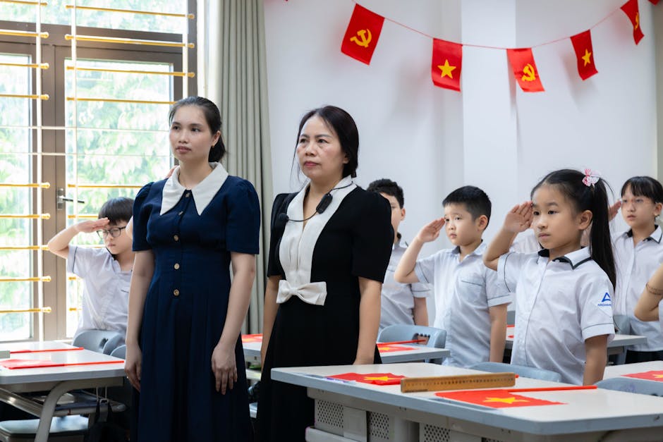 Insegnanti e studenti vietnamiti salutano in classe, educazione emotiva e sviluppo sociale nella scuola primaria
