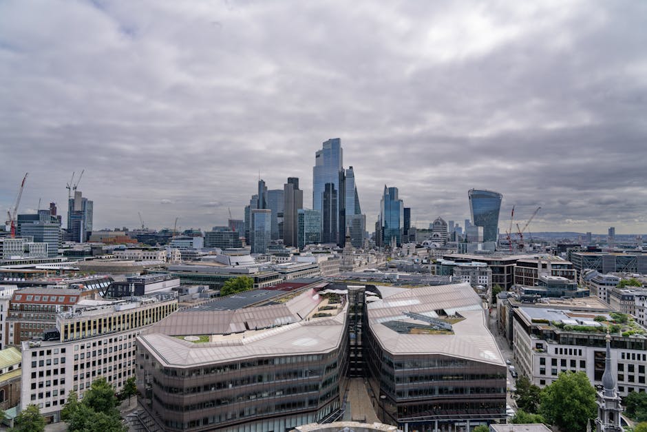 Skyline di Londra con grattacieli moderni e cielo nuvoloso, simbolo di progresso e futuro, ispirazione per i giovani come Schettini.